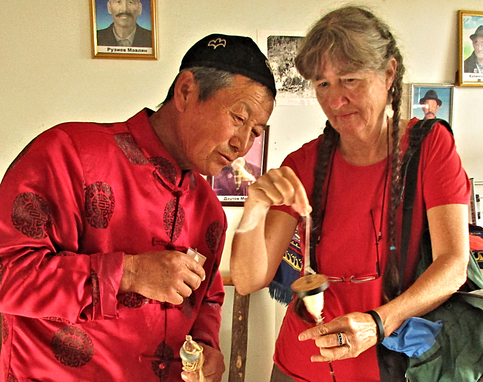 Cathy & Dungun elder looking at a hand spindle in Kyrgyzstan
