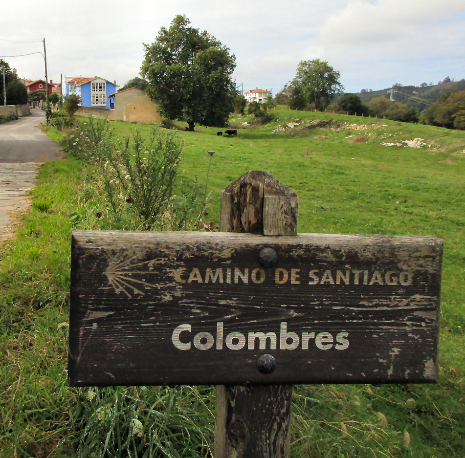 Sign pointing the way to Colombres