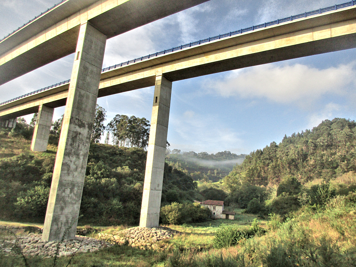 Very long legs supporting the freeway overhead.