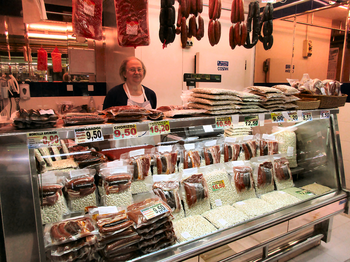 Stall selling only ingredients for fabada at the Central Market in Oviedo