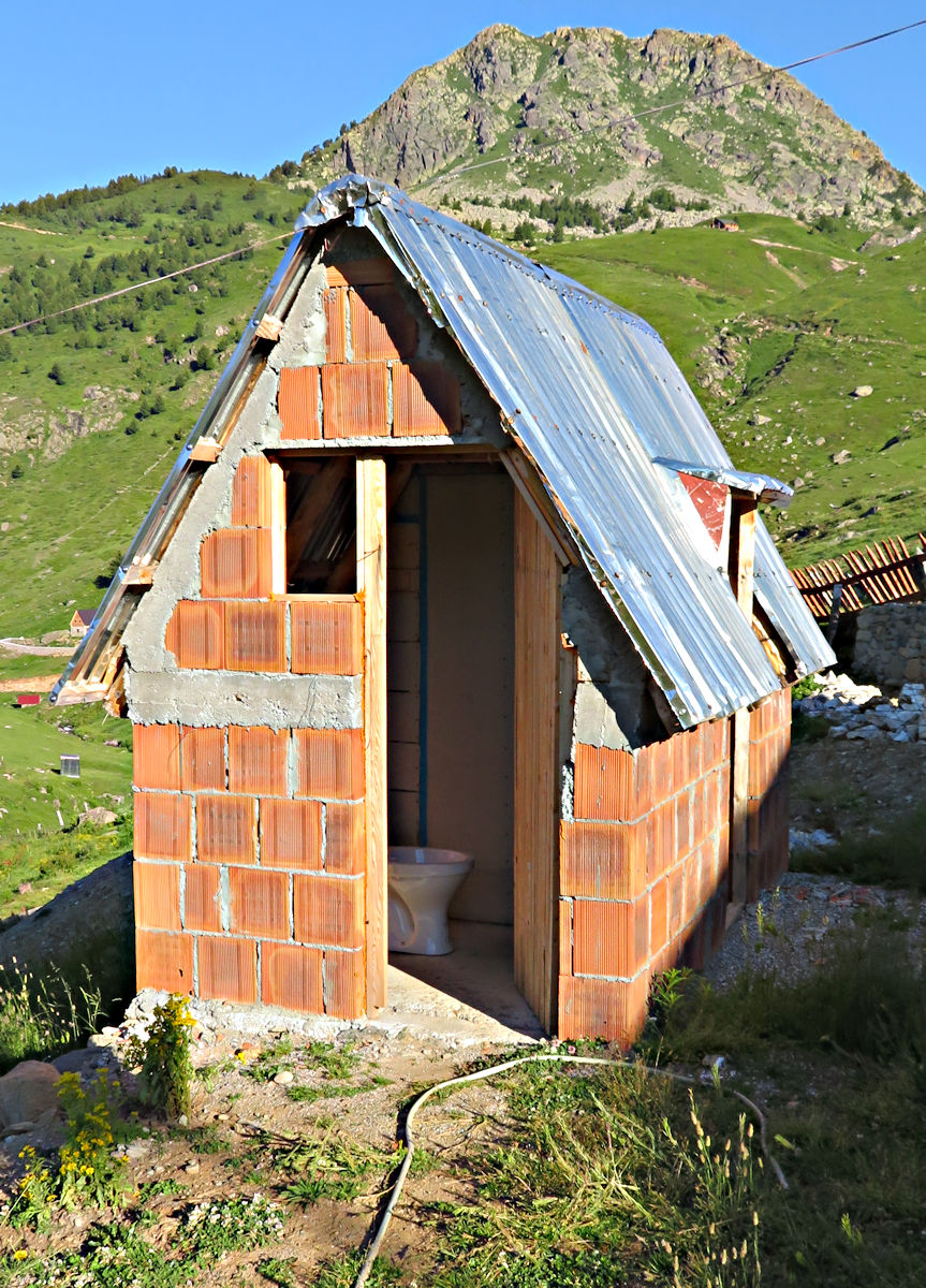Outhouse at Doberdol
