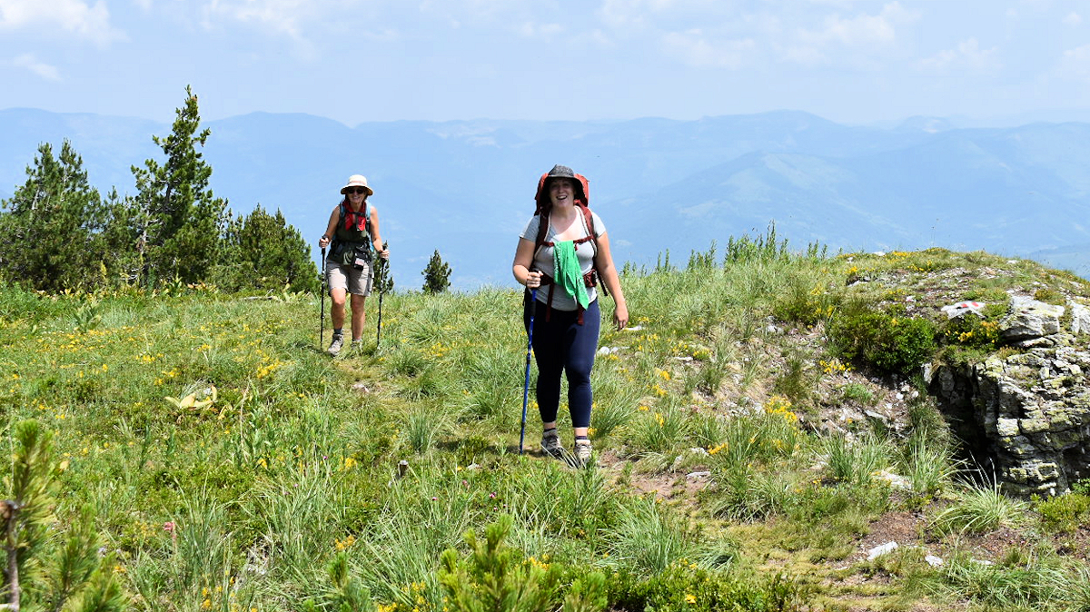 Rebecca and Cathy hiking to Vusanje.