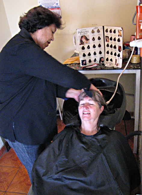 Cathy getting her hair washed in Arequipa