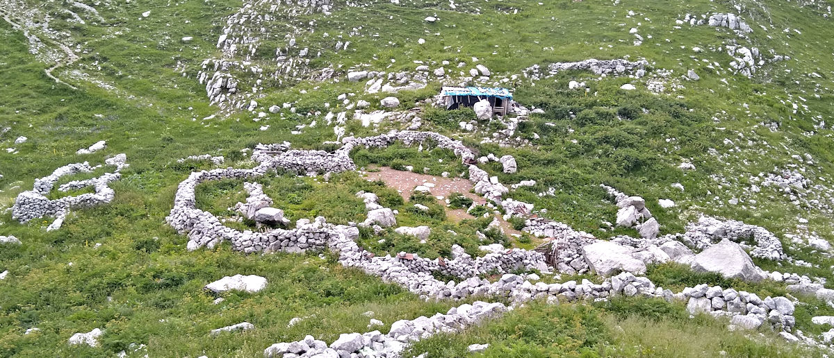 Shepherd's hut and corrals near Borit Pass