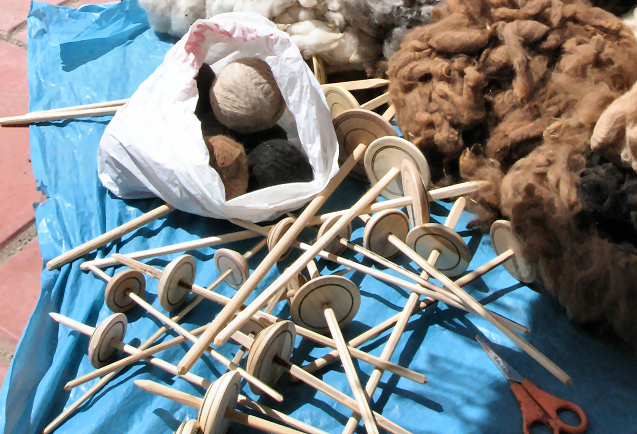Spindles and Alpaca fiber in the Acora market
