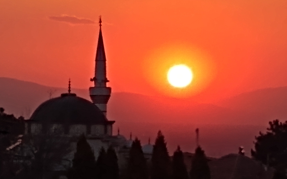 Sunset in Pamukkale with the mosque's minaret in the foreground.